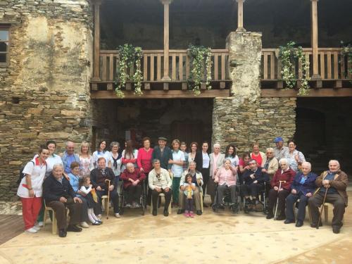 OS MAIORES E O PERSOAL DO CENTRO DE DÍA DE LOURENZÁ VISITARON O PAZO DE TOVAR, ONDE FORON CONVIDADOS POLO CONCELLO A UNHA MERENDA