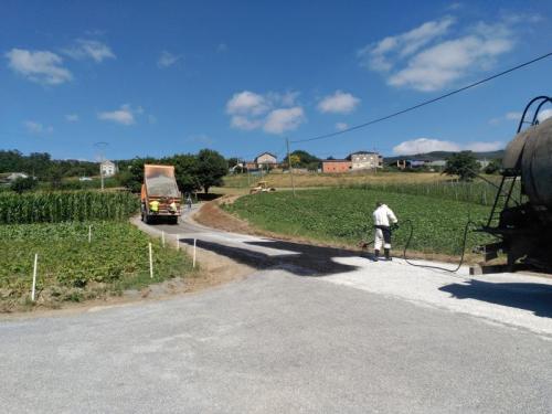 O CONCELLO ESTÁ ARRANXANDO SEIS VIARIOS MUNICIPAIS E NOS PRÓXIMOS MESES TEN PREVISTO MELLORAR OUTROS MÁIS