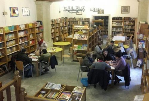 SEIS PAREJAS PARTICIPAN EN EL PRIMER CAMPEONATO DE PARCHÍS PARA ADULTOS ORGANIZADO POR EL AYUNTAMIENTO QUE EMPEZÓ AYER EN LA BIBLIOTECA MUNICIPAL
