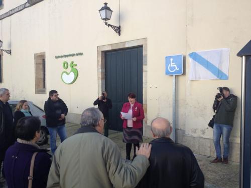 HOXE DESCUBRIUSE NA PRAZA CÉSAR CHAVARRÍA PACIO A PLACA PARA RESTITUÍR A MEMORIA DOS VECIÑ@S REPRESALIADOS DURANTE A GUERRA CIVIL