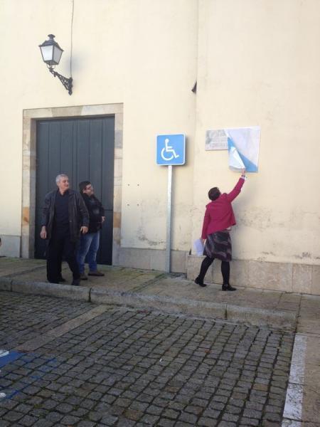 HOXE DESCUBRIUSE NA PRAZA CÉSAR CHAVARRÍA PACIO A PLACA PARA RESTITUÍR A MEMORIA DOS VECIÑ@S REPRESALIADOS DURANTE A GUERRA CIVIL