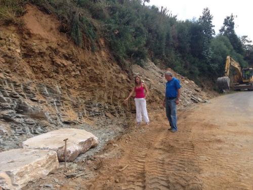 INICIADAS AS OBRAS  DUNHA ESCOLLERA NO LUGAR DA TILLEIRA (LOURENZÁ) TRAS OS DANOS PRODUCIDOS POLA CHOIVA A FINAIS DE 2014. FORON SUPERVISADAS POLA ALCALDESA, ROCÍO LÓPEZ