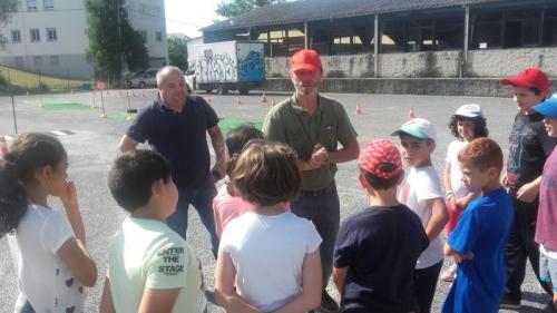 UNS CEN RAPACES PARTICIPARON NO CIRCUÍTO DE EDUCACIÓN VIARIA QUE SE DESENVOLVEU NO MERCADO COMARCAL GANDEIRO