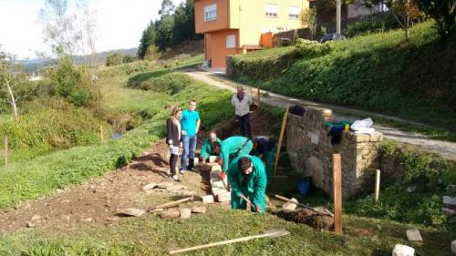 OS ALUMNOS DO OBRADOIRO DE EMPREGO SERRA DA CADEIRA II ACONDICIONAN O ENTORNO DA FONTE DA CLARA, EN SAN ADRIANO. A ALCALDESA E O CONCELLEIRO DE OBRAS SUPERVISARON OS TRABALLOS