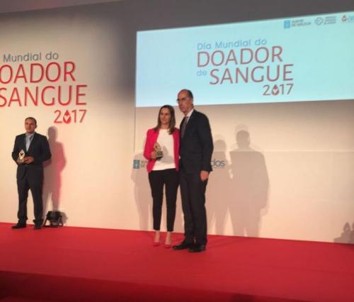 A ALCALDESA RECOLLEU HOXE EN SANTIAGO UN PREMIO PORQUE LOURENZÁ ESTÁ ENTRE OS 5 CONCELLOS DE GALICIA QUE MÁIS DOAZÓNS DE SANGUE REALIZARON EN 2016
