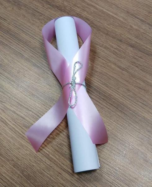 O CONCELLO REPARTIU LAZOS ROSAS NOS ESTABLECEMENTOS DA VILA CON MOTIVO DO DÍA MUNDIAL CONTRA O CANCRO DE MAMA