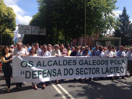 LA ALCALDESA PARTICIPÓ EN LA MANIFESTACIÓN CELEBRADA HOY EN SANTIAGO EN DEFENSA DEL SECTOR LÁCTEO