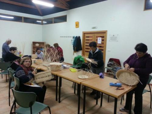 O CURSO DE INICIACIÓN Á CESTERÍA QUE SE DESENVOLVE NO CENTRO SOCIAL DE SAN XORXE CONTA CON 15 PARTICIPANTES