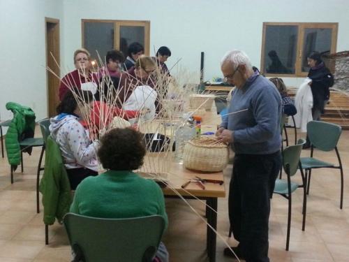 O CURSO DE INICIACIÓN Á CESTERÍA QUE SE DESENVOLVE NO CENTRO SOCIAL DE SAN XORXE CONTA CON 15 PARTICIPANTES