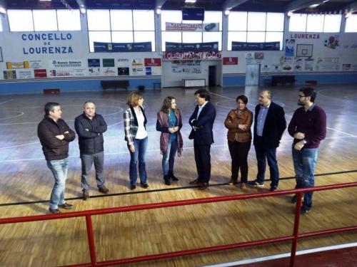 A ALCALDESA PROPUXO AOS RESPONSABLES DA XUNTA A INSTALACIÓN NO MUNICIPIO DAS PRIMEIRAS PISTAS DE ATLETISMO HOMOLOGADAS DA MARIÑA. FOI DURANTE A VISITA ÁS OBRAS DO NOVO SOLADO DO POLIDEPORTIVO MUNICIPAL