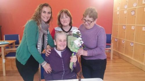 EL CENTRO DE DÍA PARA MAYORES CELEBRÓ QUE LA VECINA DE A CAZOLGA ROSA IRIMIA LOSADA CUMPLIÓ 87 AÑOS. EN EL ACTO PARTICIPON LA ALCALDESA Y LA CONCEJALA DE SERVICIOS SOCIALES
