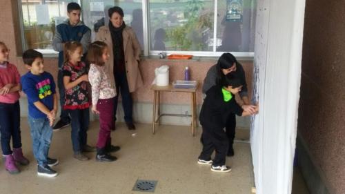 EL MURAL PARA DEJAR LAS HUELLAS MALVA EN REPULSA A LA VIOLENCIA DE GÉNERO FUE TRASLADADO AL COLEGIO JUAN REY DEBIDO A LA LLUVIA