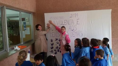 EL MURAL PARA DEJAR LAS HUELLAS MALVA EN REPULSA A LA VIOLENCIA DE GÉNERO FUE TRASLADADO AL COLEGIO JUAN REY DEBIDO A LA LLUVIA