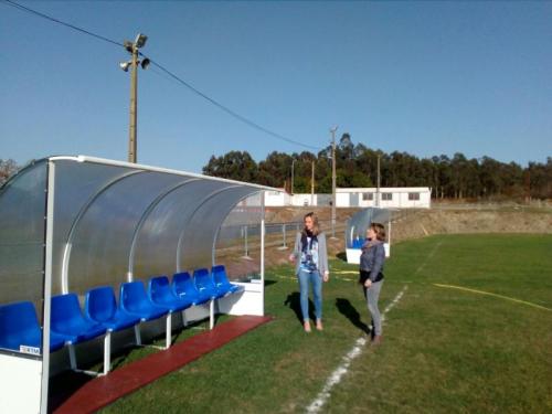 O CONCELLO INSTALOU DOUS BANQUILLOS NO CAMPO DE FÚTBOL DE SANTA CRUZ E NOVOS ASENTOS NAS GRADAS DO PAVILLÓN POLIDEPORTIVO MUNICIPAL