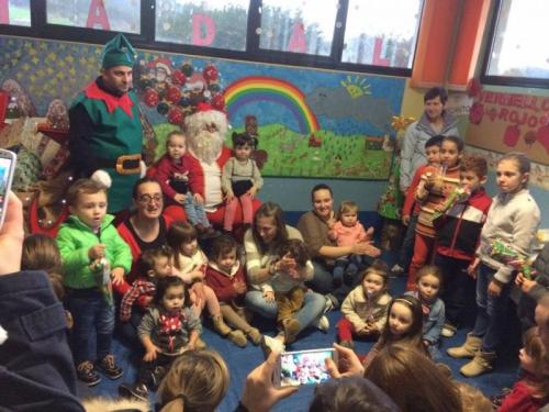 PAPÁ NOEL HIZO SU TRADICIONAL VISITA AL CENTRO DE DÍA PARA MAYORES Y AL PUNTO DE ATENCIÓN A LA INFANCIA DE LOURENZÁ