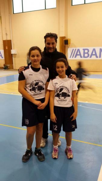 AS XOGADORAS DE BASKET DAS ESCOLAS GANAN O TORNEO DE NADAL DO ENSINO