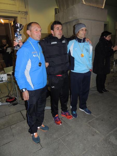 DOBRE ÉXITO DAS ESCOLAS DEPORTIVAS NA DOBRE CITA QUE AFRONTABAN COMPETINDO POLA MAÑÁ NA CORRE POLO NADAL EN VIVEIRO E POLA TARDE/NOITE NA S. SILVESTRE VEIGUEÑA