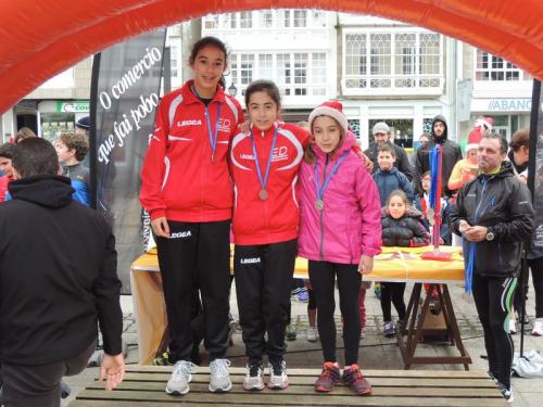 DOBRE ÉXITO DAS ESCOLAS DEPORTIVAS NA DOBRE CITA QUE AFRONTABAN COMPETINDO POLA MAÑÁ NA CORRE POLO NADAL EN VIVEIRO E POLA TARDE/NOITE NA S. SILVESTRE VEIGUEÑA