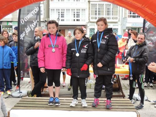 DOBRE ÉXITO DAS ESCOLAS DEPORTIVAS NA DOBRE CITA QUE AFRONTABAN COMPETINDO POLA MAÑÁ NA CORRE POLO NADAL EN VIVEIRO E POLA TARDE/NOITE NA S. SILVESTRE VEIGUEÑA