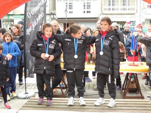 DOBRE ÉXITO DAS ESCOLAS DEPORTIVAS NA DOBRE CITA QUE AFRONTABAN COMPETINDO POLA MAÑÁ NA CORRE POLO NADAL EN VIVEIRO E POLA TARDE/NOITE NA S. SILVESTRE VEIGUEÑA