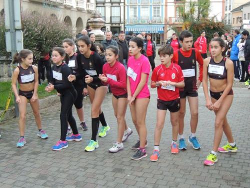 DOBRE ÉXITO DAS ESCOLAS DEPORTIVAS NA DOBRE CITA QUE AFRONTABAN COMPETINDO POLA MAÑÁ NA CORRE POLO NADAL EN VIVEIRO E POLA TARDE/NOITE NA S. SILVESTRE VEIGUEÑA